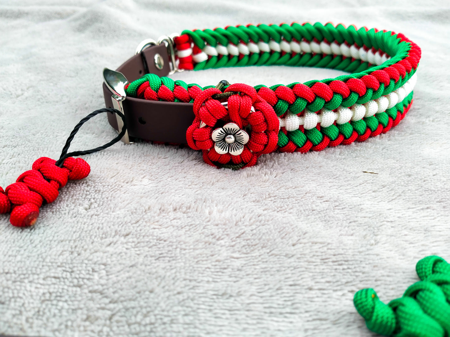 Collar Flower Charm Kim & Milly's Cords 4 Paws Paracord Handmade Dog Accessories Customizable Made in Germany Shipping worldwide